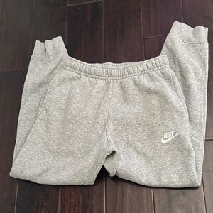 XS Men Nike club jogger in dark grey heather light smoke grey white